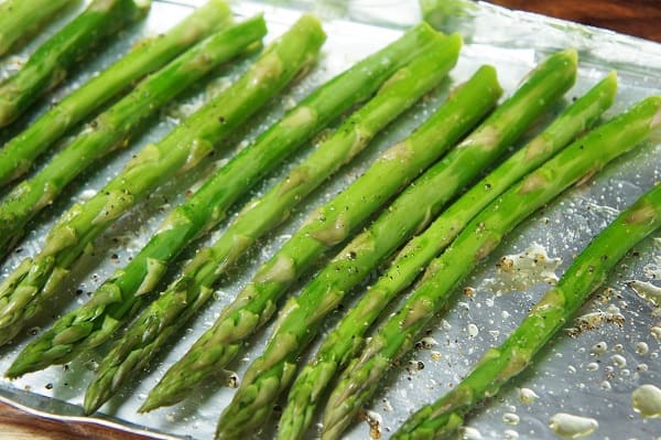 In this recipe, asparagus spears are simply seasoned with olive oil, salt and pepper and grilled on a homemade aluminum foil tray. #asparagus #grilledasparagus #vegetables #sides #sidedishes