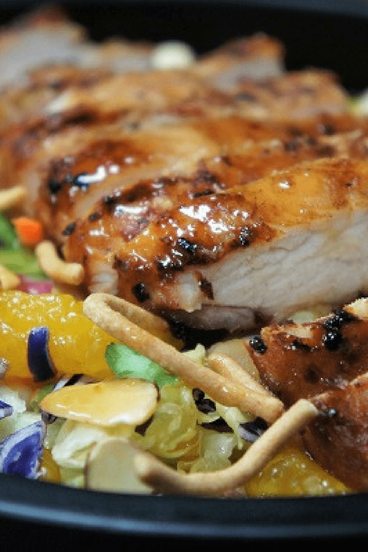 Grilled chicken Asian salad, a generous bed of lettuce is topped with sweet mandarin slices, toasted almonds, crunchy Chow Mein noodles and a flavorful chicken breast. Served with a homemade orange marmalade dressing. #grilledchickenasiansalad #grilledchicken #chicken #salad #asiansalad