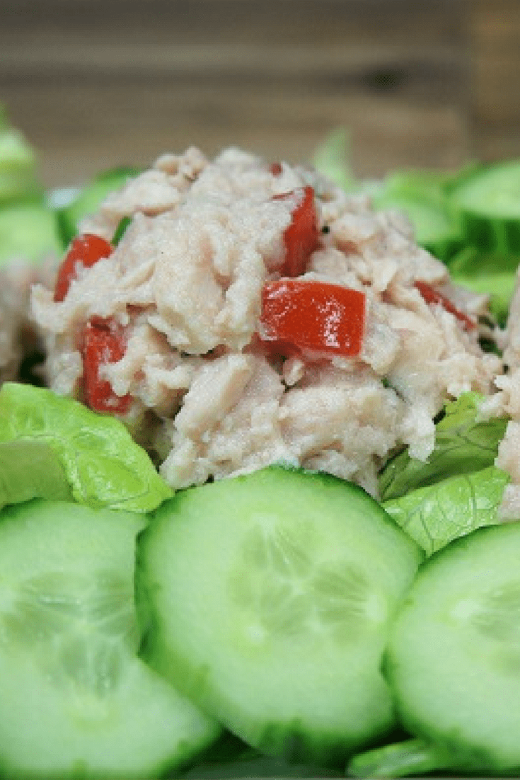 Lemon tuna & tomato salad, white albacore tuna is combined with fresh lemon juice, diced tomatoes, sliced green onions, then seasoned with salt and pepper. It's served on a bed of romaine lettuce and cucumbers with a simple red-wine vinaigrette. #lemontunasalad #tunasalad #salad #tuna #lentrecipes #lent