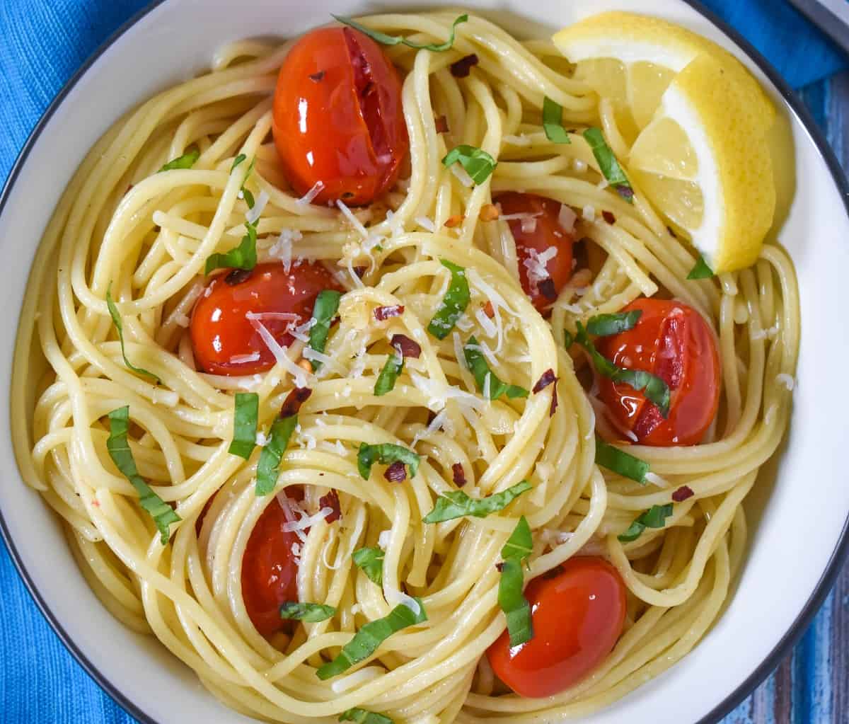 Spaghetti Aglio e Olio with Fresh Tomatoes and Basil Cook2eatwell