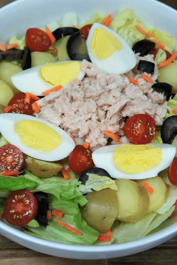 This tuna potato & egg salad is light and delicious, it’s perfect for dinner or lunch. With tuna, potatoes, eggs, tomatoes, black olives and carrots this salad won’t leave you hungry. #tunapotatoeggsalad #tuna #potatoes #tunasalad #lunch #lentrecipes #lent