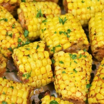 Seasoned corncobs cut into pieces and garnished with chopped parsley.