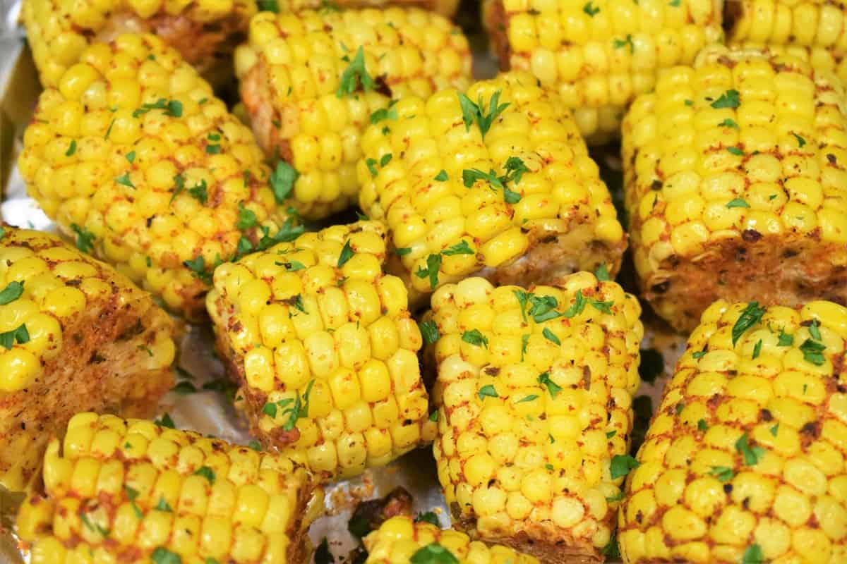 Seasoned corncobs cut into pieces and garnished with chopped parsley.