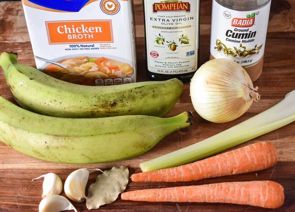 Los ingredientes de la sopa se muestran en una tabla de cortar de madera.