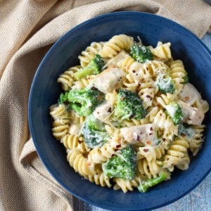 An image of the pasta served in a blue bowl.