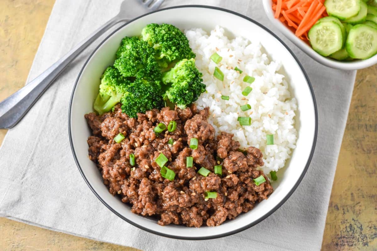 Ground beef bowl with rice, broccoli, and green onions.